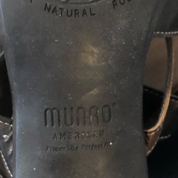 Munro two tone copper/brown sandal. Size 8 1/2 - Picture 2 of 4